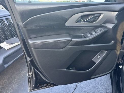 Used 2022 Chevrolet Traverse LT FWD image 11