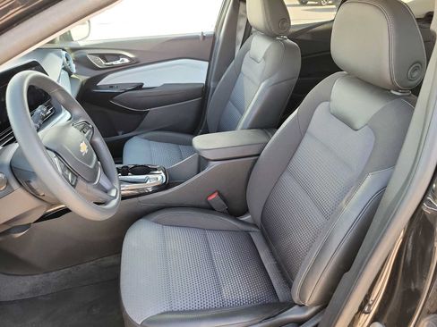 Used 2025 Chevrolet Trax LT FWD image 15