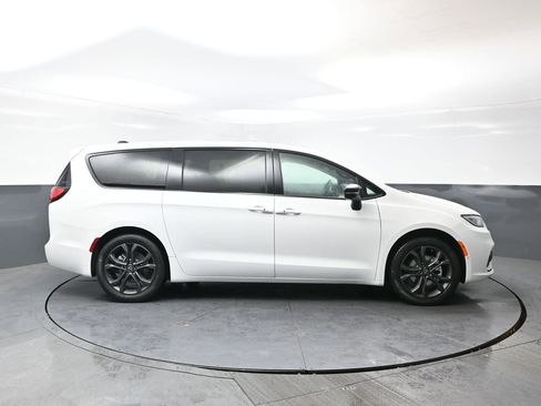 New 2026 Chrysler Pacifica Select image 2