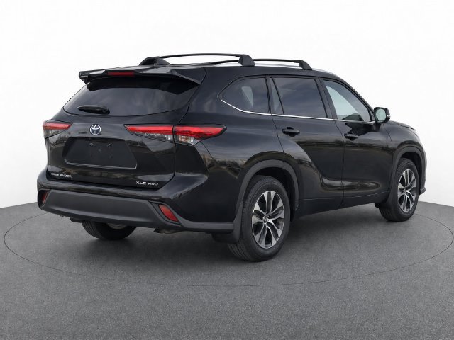 Used 2024 Toyota Highlander XLE AWD/4WD image 4