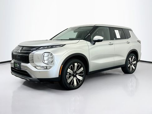 Used 2025 Mitsubishi Outlander SE AWD/4WD image 3
