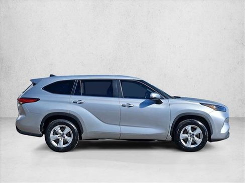 Used 2023 Toyota Highlander LE FWD image 9
