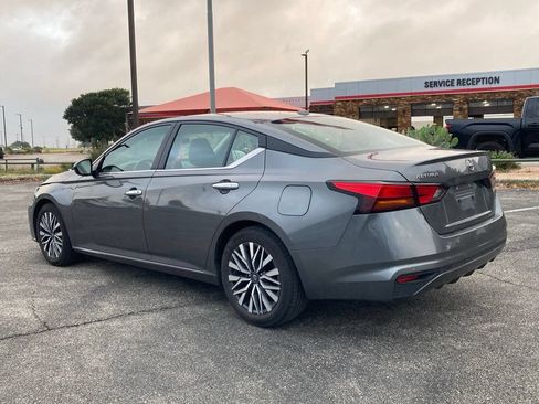 Used 2025 Nissan Altima 2.5 SV FWD image 6