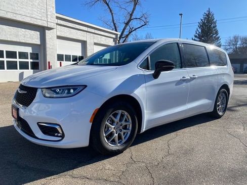 Used 2024 Chrysler Pacifica Touring-L image 1