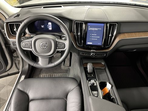 Used 2022 Volvo XC60 B5 Momentum image 11