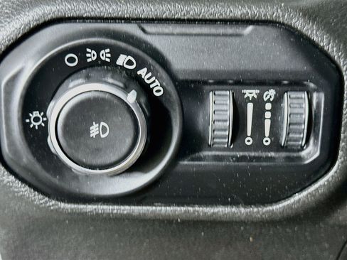 Used 2018 Jeep Wrangler Unlimited Sahara w/ Dual Top Group AWD/4WD image 17