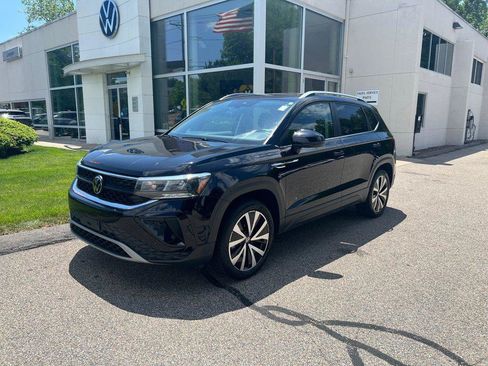 Certified 2024 Volkswagen Taos SE w/ Panoramic Sunroof Package FWD image 2