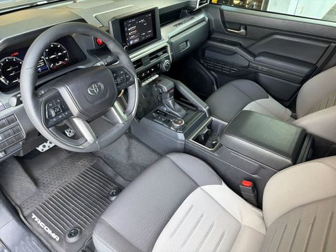 Used 2025 Toyota Tacoma TRD Sport AWD/4WD image 11