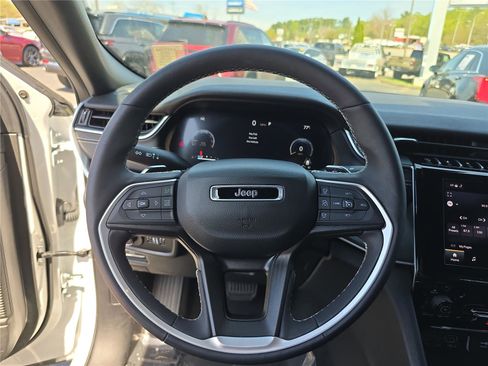 Used 2024 Jeep Grand Cherokee Altitude RWD image 30