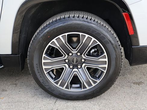 Used 2025 Jeep Wagoneer L Series II w/ 8-pass Seating Package image 23