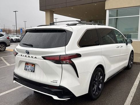 Used 2022 Toyota Sienna XSE w/ XSE Plus Package image 5