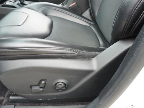 Used 2019 Jeep Cherokee Latitude Plus FWD image 23