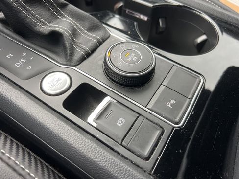 Certified 2022 Volkswagen Atlas Cross Sport SEL R-Line AWD/4WD image 19