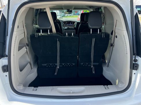 Certified 2024 Chrysler Pacifica Touring-L image 23