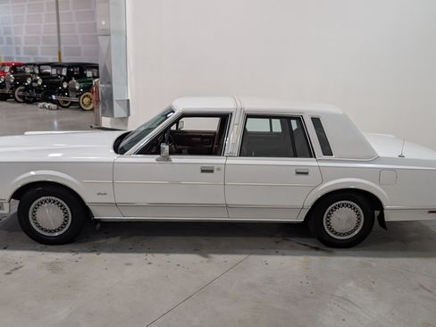 Used 1988 Lincoln Town Car RWD image 5