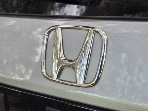 Used 2025 Honda Pilot Touring image 11