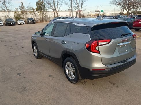 Used 2024 GMC Terrain SLE image 8