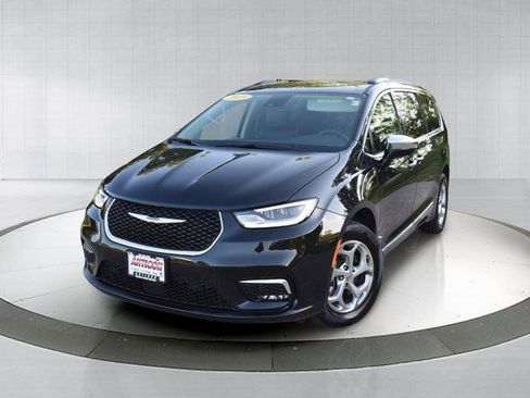 Used 2023 Chrysler Pacifica Limited AWD/4WD image 1