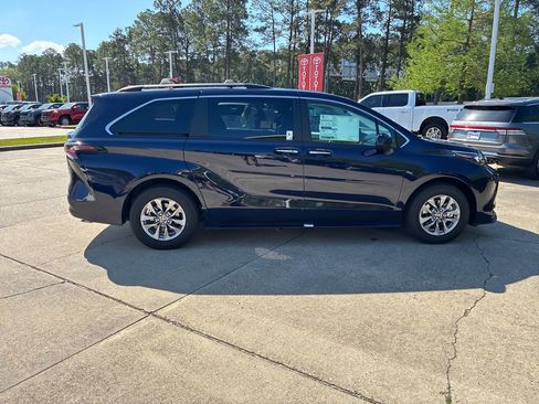 New 2026 Toyota Sienna XLE image 8