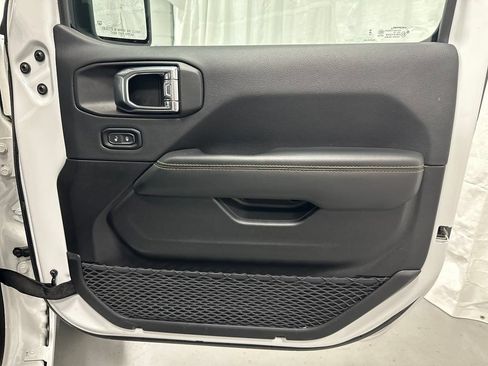 Used 2025 Jeep Wrangler Unlimited Sahara AWD/4WD image 53
