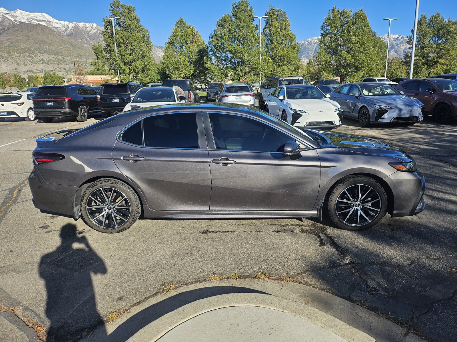 Used 2021 Toyota Camry SE w/ Cold Weather Package AWD/4WD image 4