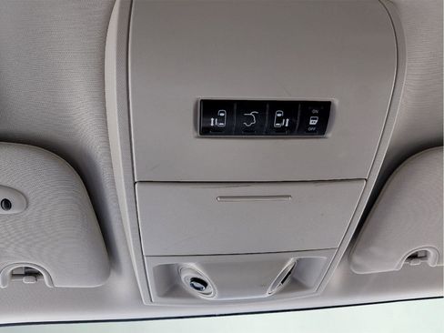Used 2015 Chrysler Town & Country Touring FWD image 29