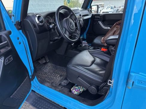 Used 2017 Jeep Wrangler Unlimited Sahara w/ Connectivity Group AWD/4WD image 11