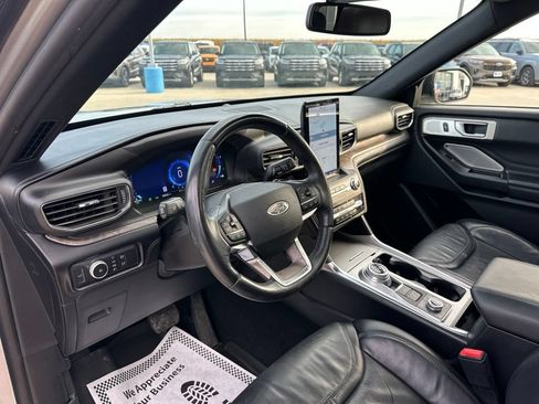 Used 2020 Ford Explorer Platinum w/ Premium Technology Package AWD/4WD image 13