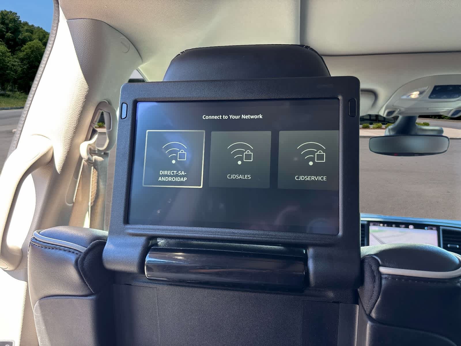 Used 2023 Chrysler Pacifica Limited w/ Uconnect Theater Family Group FWD image 12