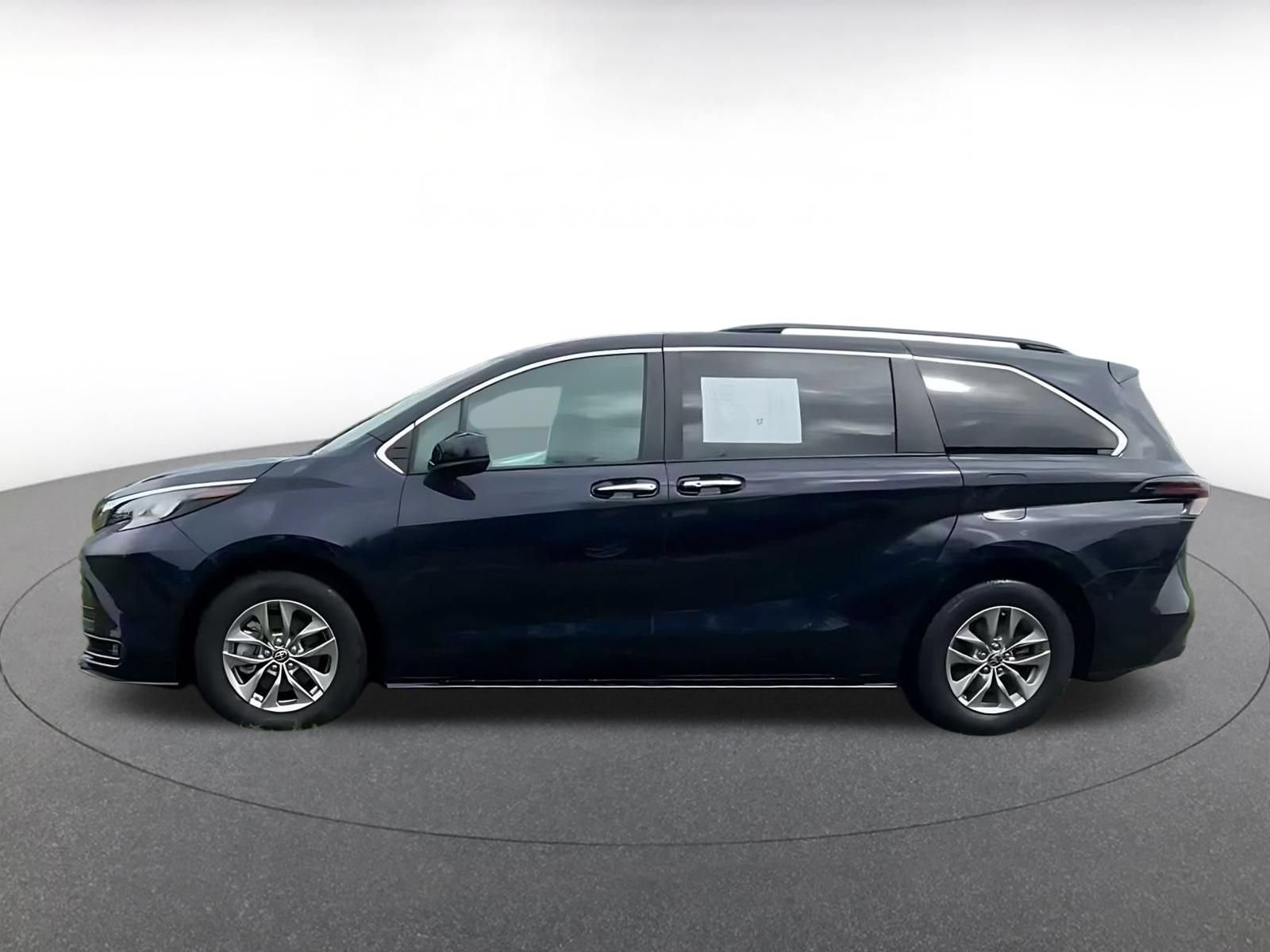 Used 2025 Toyota Sienna XLE FWD image 9