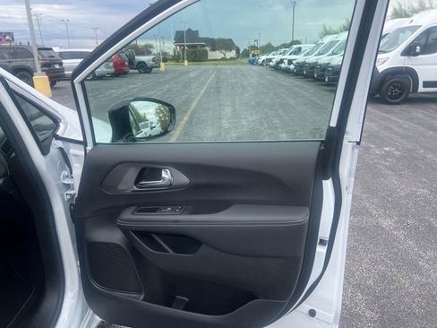 New 2026 Chrysler Pacifica Select image 13