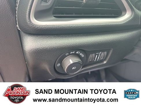 Used 2025 Chrysler Pacifica Select image 14