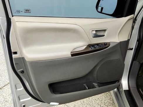 Used 2020 Toyota Sienna XLE Premium AWD/4WD image 10