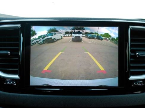 Used 2025 Chrysler Pacifica Select image 8