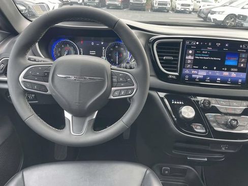 Used 2026 Chrysler Pacifica Select FWD image 14