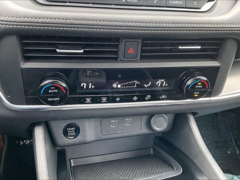 Used 2025 Nissan Rogue SV image 30