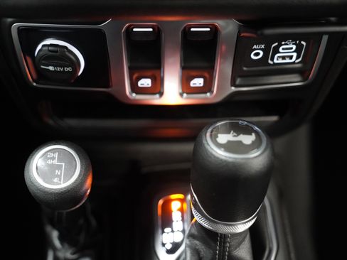 Used 2024 Jeep Wrangler Sport S image 28