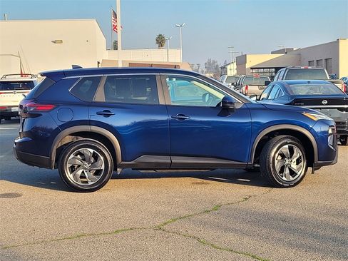 Used 2024 Nissan Rogue SV image 4