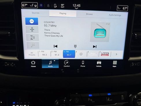 Used 2024 Chrysler Pacifica Touring-L FWD image 6