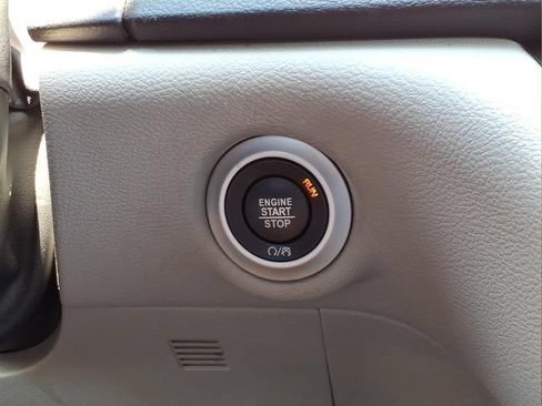 Used 2023 Chrysler Pacifica Touring-L FWD image 10
