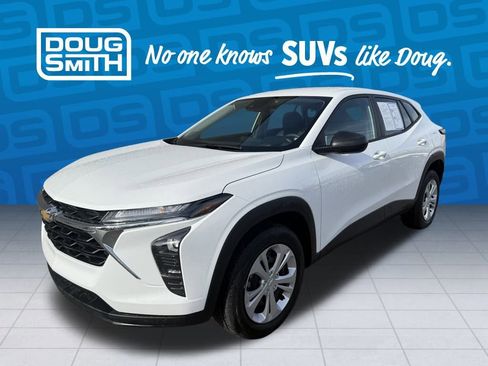 Used 2025 Chevrolet Trax LS image 1