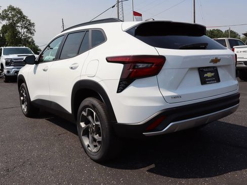 New 2026 Chevrolet Trax LT w/ LT Convenience Package FWD image 3