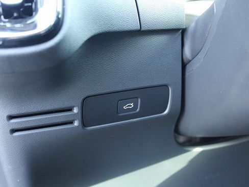 Used 2025 Volvo XC40 B5 Core image 16