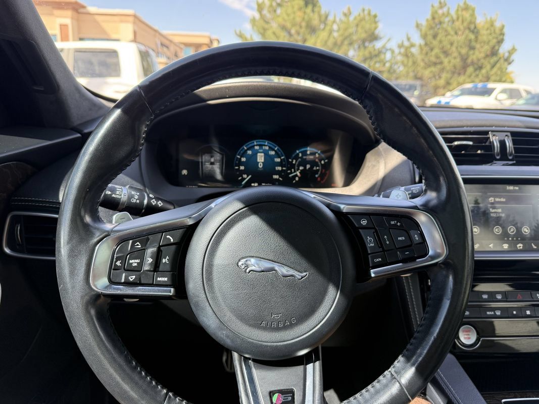 Used 2018 Jaguar F-PACE S AWD/4WD image 31