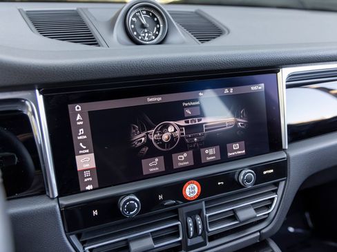 Certified 2026 Porsche Macan AWD/4WD image 43