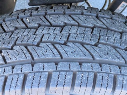 Used 2024 Nissan Titan SV w/ SV Convenience Package image 11