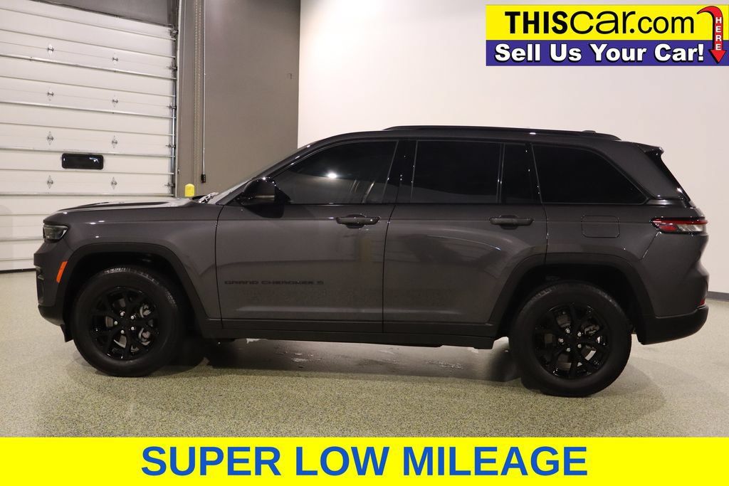 Used 2025 Jeep Grand Cherokee Laredo RWD image 5