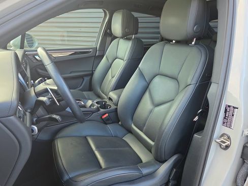 Certified 2022 Porsche Macan image 5