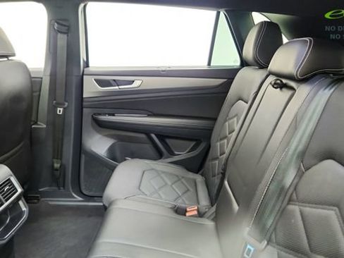 Used 2024 Volkswagen Atlas Cross Sport SE w/ Black Wheel Package image 28