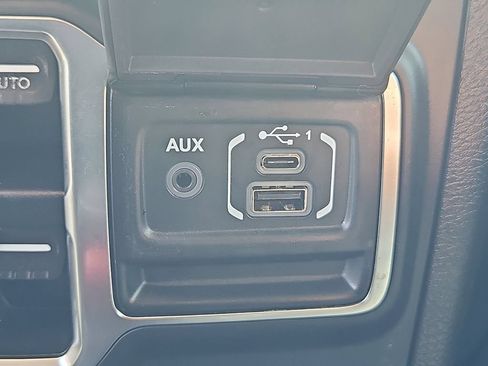 Used 2019 Jeep Wrangler Unlimited Sahara AWD/4WD image 17